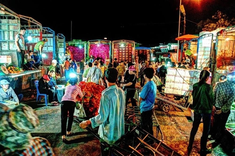 Tiểu thương tất bật nhập hàng